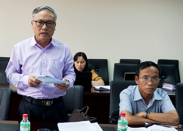 Tổng Biên tập Báo Đắk Lắk Nguyễn Văn Phú đóng góp ý kiến tại hội nghị.