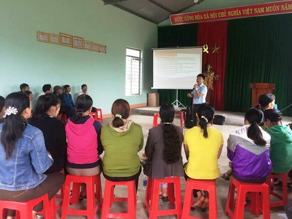 BHXH huyện Krông Bông đối thoại trực tiếp với nhân dân xã Hòa Lễ về các chính sách BHYT. 