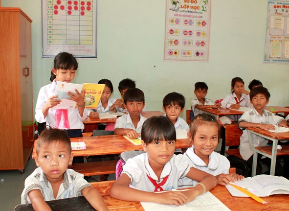 Học sinh lớp 4B, Trường Tiểu học Võ Thị Sáu (xã Cư Mta, huyện M'Đrắk) tự tin hơn trong giờ học tiếng Việt.   