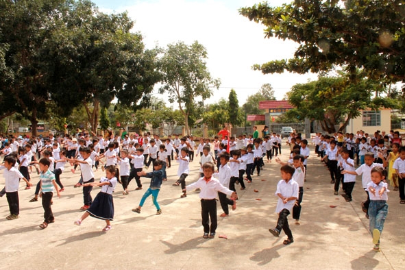 Hoạt động ngoài giờ lên lớp của học sinh Trường Tiểu học Võ Thị Sáu (xã Cư Mta). 