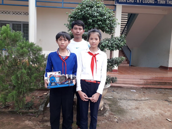 Hai em  Nguyễn Thị Tường Loan, Bun Si Súc Lào và thầy hướng dẫn cùng chiếc máy tuốt bắp cá nhân.   