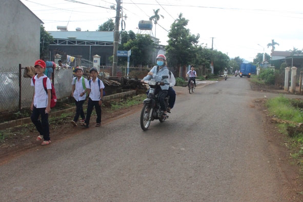Đoạn đường tại tổ dân phố 1, thị trấn Quảng Phú (huyện Cư M’gar) được bê tông hóa từ sự hỗ trợ của Nhà nước  và nhân dân đóng góp.