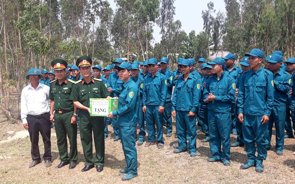 Lãnh đạo Ban Chỉ huy Quân sự huyện Krông Bông tặng quà cán bộ, chiến sĩ dân quân tự vệ  cụm huấn luyện số 3