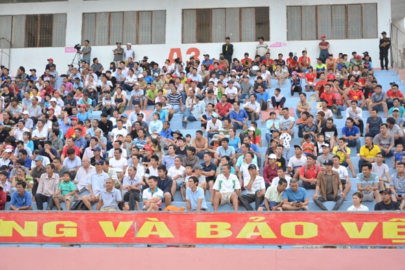 Được ở lại thi đấu giải hạng Nhất quốc gia 2019, đông đảo người hâm mộ tỉnh nhà sẽ đến Sân vận động Buôn Ma Thuột cổ vũ Câu lạc bộ bóng đá Đắk Lắk.
