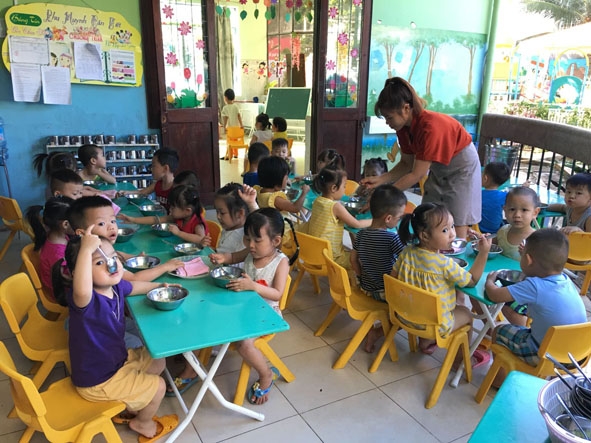 Một buổi ăn của trẻ tại Trường Mầm Non 10-3.