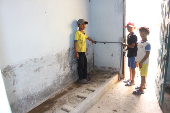 Nhà vệ sinh Trường Tiểu học Yang Reh phải ngưng hoạt động do không có nước.