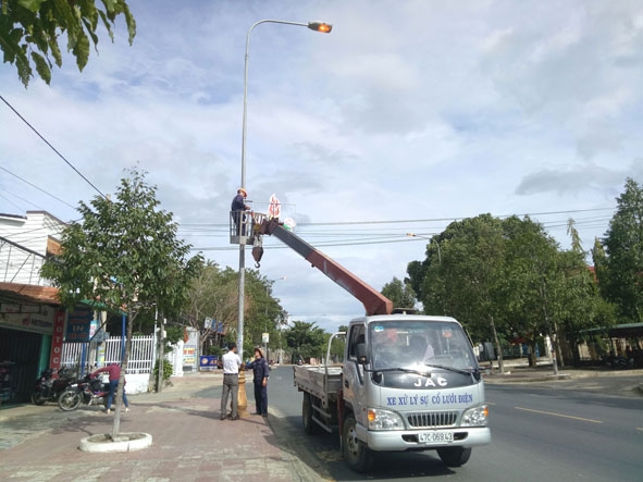 Xã viên Hợp tác xã Kinh doanh dịch vụ điện - nước M’Đrắk sửa chữa hệ thống điện chiếu sáng.