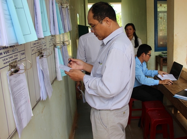 Thành viên Đoàn kiểm tra kiểm tra việc niêm yết thủ tục hành chính tại xã Ea Hiu