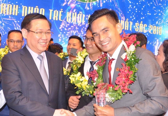 Phó Thủ tướng  Vương Đình Huệ  (bìa trái ảnh) trao danh hiệu Doanh nhân trẻ khởi nghiệp  xuất sắc năm 2018  cho doanh nhân Nguyễn Đức Trọng.   