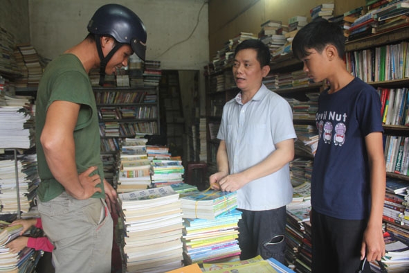 Nhiều người tìm đến  mua sách cũ  ở tiệm sách của ông  Lầu Văn Dũng. 