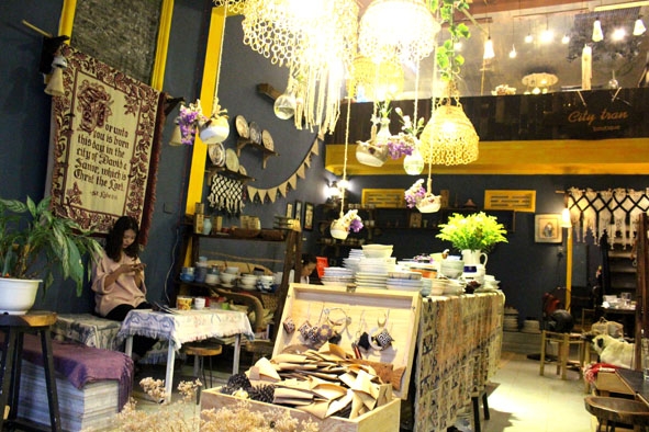 Một góc của quán cà phê Cửa hàng “Gốm và Trà”.  