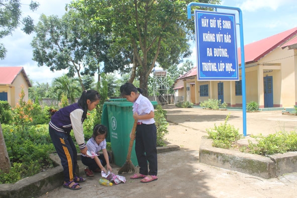 Học sinh Trường Tiểu học Nguyễn Huệ đã hình thành ý thức tự giác dọn dẹp vệ sinh.