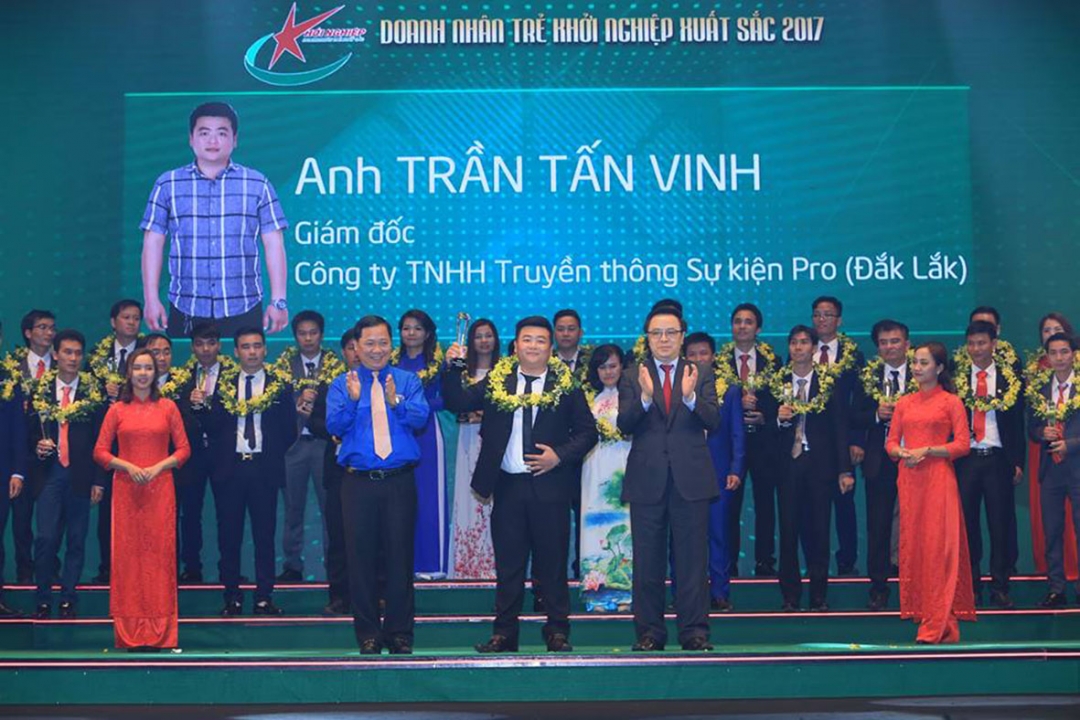 Doanh nhân Trần Tấn Vinh, Giám đốc Công ty TNHH Truyền thông và Sự kiện Pro được trao danh hiệu doanh nhân trẻ khởi nghiệp xuất sắc năm 2017. 