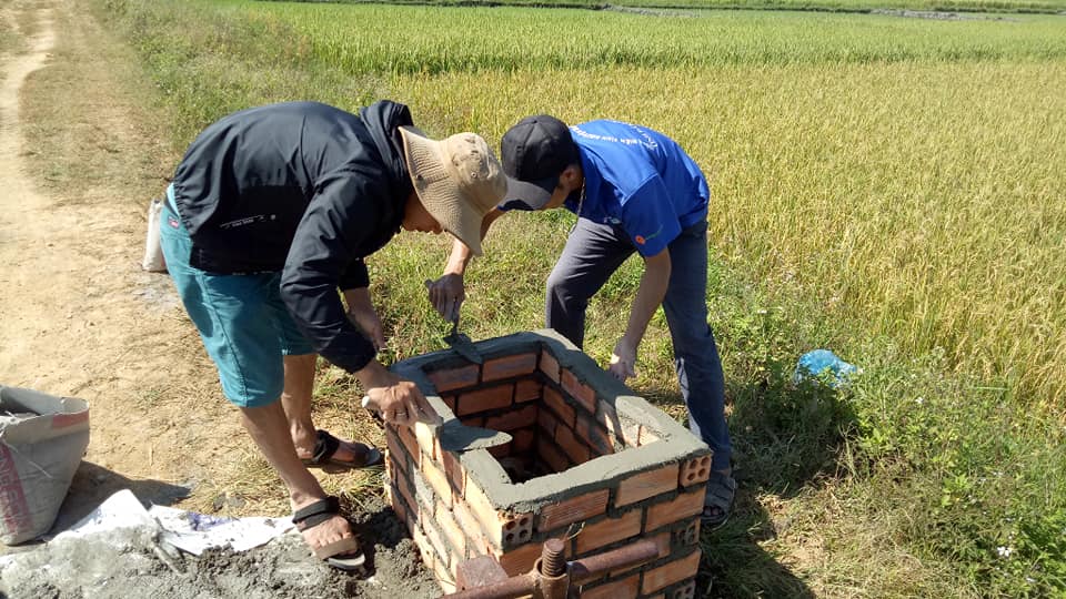 Các tình nguyện viên tham gia xây dựng bể chứa rác thải vật tư nông nghiệp