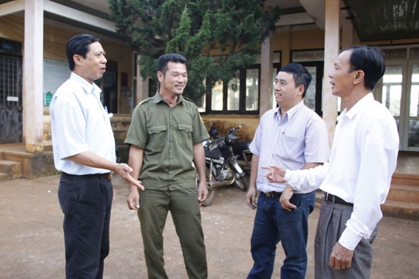 Đồng chí Trần Hải Nam, Phó Bí thư Thường trực Đảng ủy, Chủ nhiệm UBKT Đảng ủy xã  Ea Nam (bìa trái) đang trao đổi với các cán bộ, đảng viên của xã.