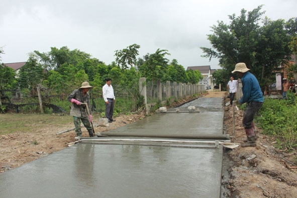 Nhân dân góp sức làm đường giao thông nông thôn ở thôn 2, xã Ea Trul, huyện Krông Bông.  