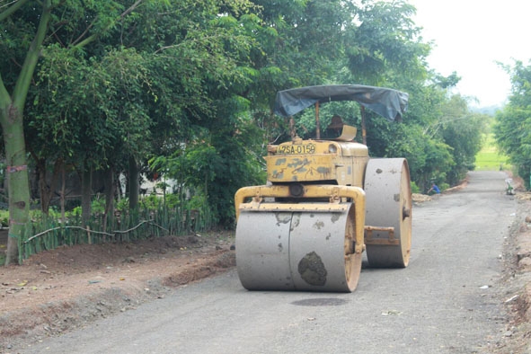 Một con đường trong buôn Cư Mil, xã  Ea Trul (huyện Krông Bông) đang được thi công. 