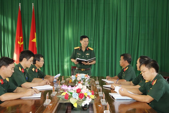 Thượng tá Trần Đình Huấn, Chỉ huy Trưởng Ban Chỉ huy Quân sự huyện Krông Búk triển khai nhiệm vụ cho cán bộ trong đơn vị.