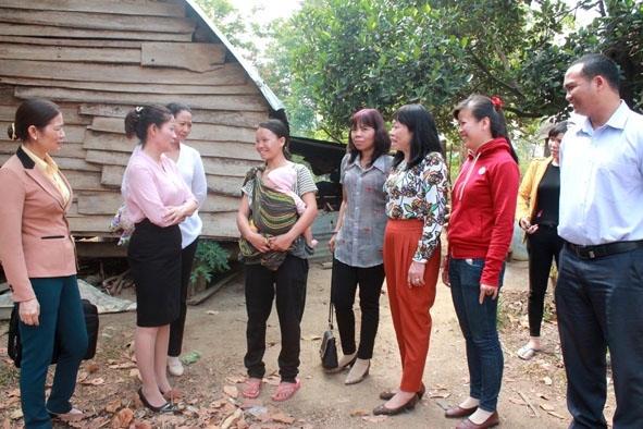 Đoàn giám sát của tỉnh do Hội LHPN tỉnh chủ trì tìm hiểu việc thực hiện Nghị định số 39/2015/NĐ-CP tại xã Yang Réh (huyện Krông Bông). 