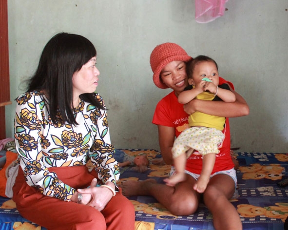 Phó Chủ tịch Hội LHPN tỉnh Nguyễn Thị Thanh Hường (bìa trái) thăm hỏi tình hình đời sống và việc thụ hưởng chính sách dân số của phụ nữ dân tộc thiểu số ở buôn Yang Reh 2 (xã Yang Reh, huyện Krông Bông). 