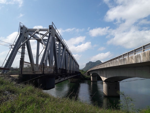 ầu đường sắt  Thống Nhất song song với cầu đường mòn Hồ Chí Minh nối liền bến phà Long Đại.   