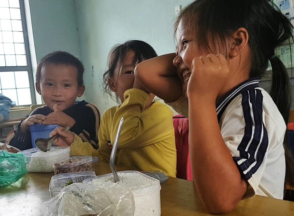  Bữa ăn trưa của các em học sinh điểm trường Đắk Sar. 