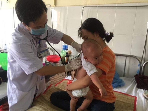 Một trẻ mắc bệnh sởi điều trị tại Khoa Nhi tổng hợp, Bệnh viện Đa khoa vùng Tây Nguyên.