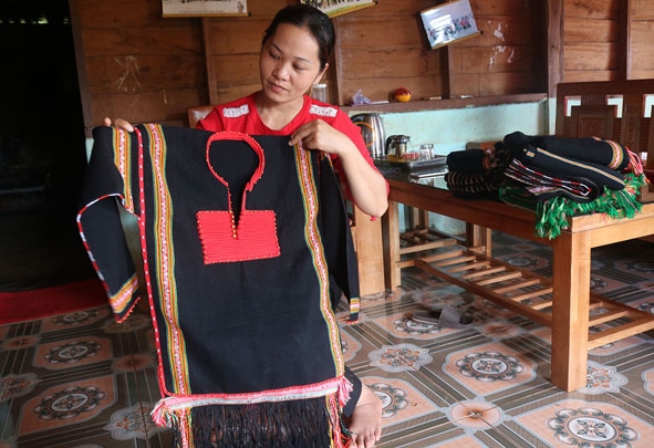 Chị Hoàng Thị Niệm giới thiệu những sản phẩm thổ cẩm do mình dệt. 