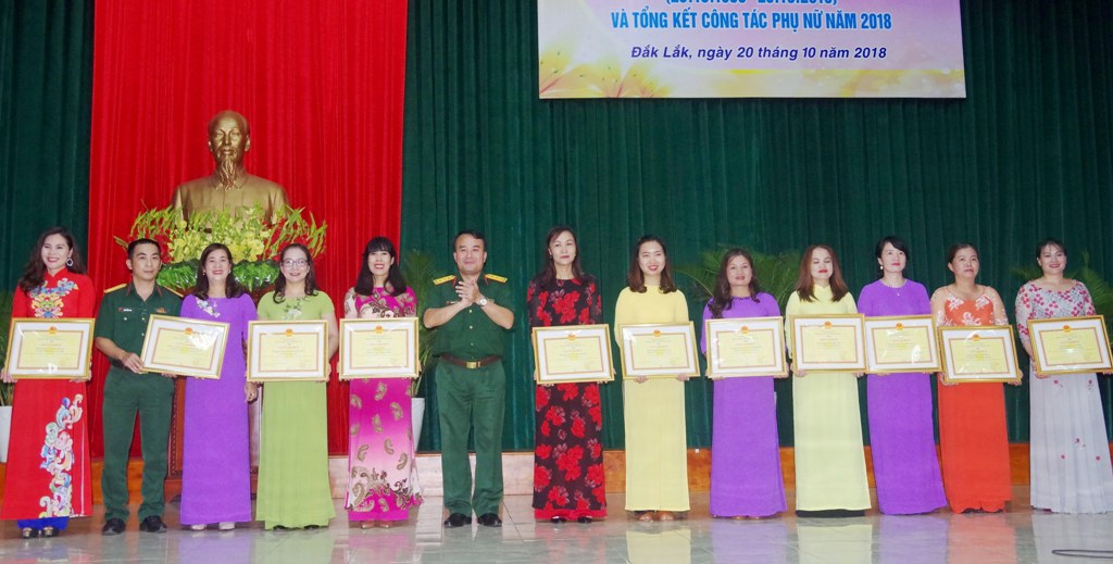 Thượng tá Trần Minh Trọng, Chính ủy Bộ CHQS tỉnh Đắc Lắc Trao tặng giấy khen cho các hội viên phụ nữ và gia đình quân nhân tiêu biểu