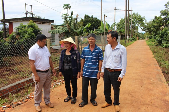 Ban thanh tra nhân dân và Ban giám sát đầu tư cộng đồng xã Pơng Đrang kiểm tra chất lượng công trình đường giao thông nông thôn. 