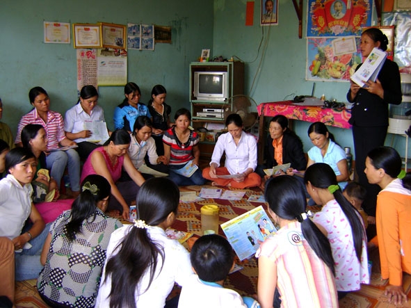 Cán bộ phụ nữ lồng ghép tuyên truyền chính sách dân số, bình đẳng giới và phòng chống bạo lực gia đình trong sinh hoạt phụ nữ tại xã Ea Tam, huyện Krông Năng. 