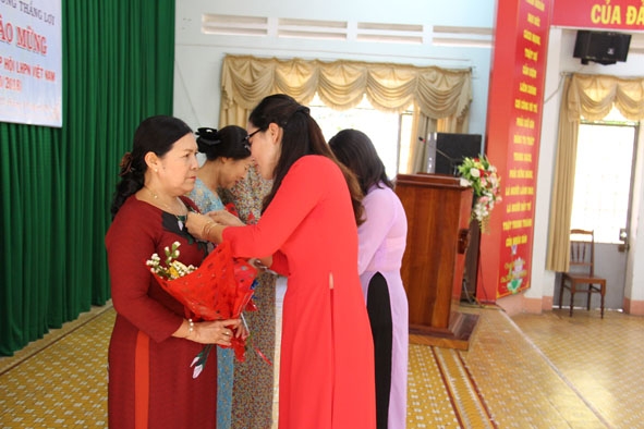 Bà Hoàng Thị Hải  vinh dự được nhận Kỷ niệm chương  