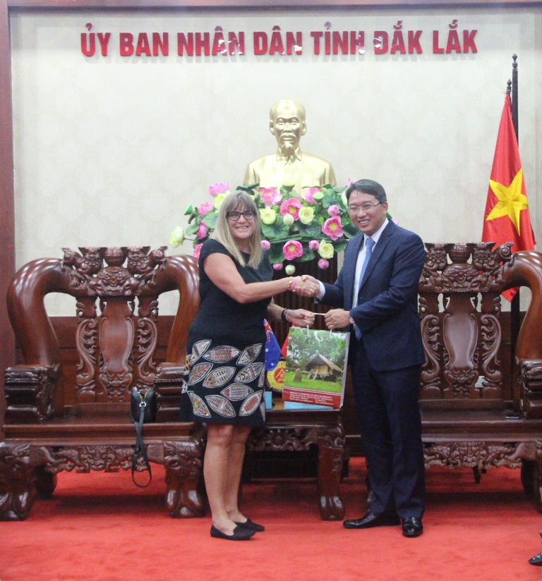 Phó Chủ tịch Thường trực UBND tỉnh Nguyễn Hải Ninh trao quà lưu niệm của tỉnh Đắk Lắk tặng Tổng Lãnh sự quán Úc Karen Lanyon