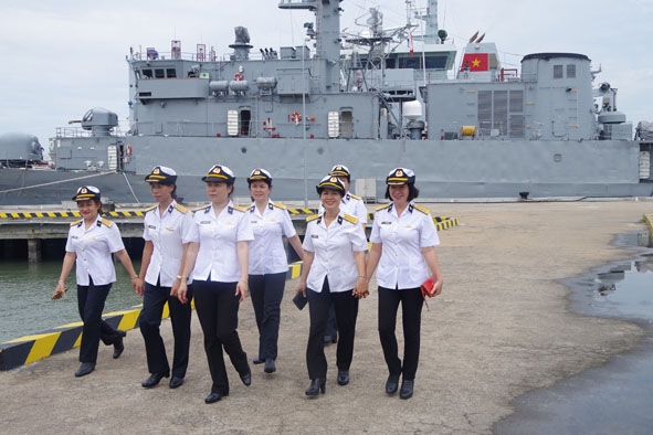 Các nữ  quân nhân thăm tàu  Hải quân