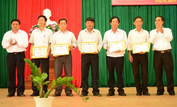 Các tập thể có thành tích xuất sắc trong 2 năm thực hiện Chỉ thị 05 nhận Giấy khen của UBND huyện Krông Pắc.  