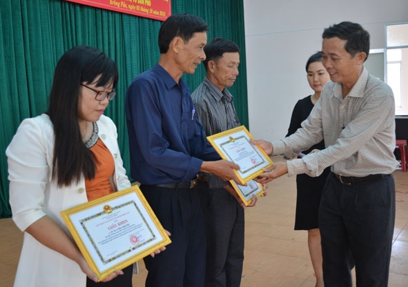 Lãnh đạo Huyện ủy Krông Pắc trao Giấy khen tặng các cá nhân có thành tích xuất sắc trong 2 năm thực hiện Chỉ thị 05. 