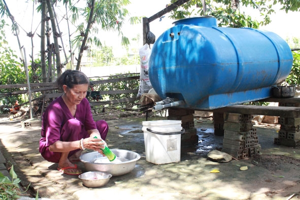 Không ít người dân ở thôn Hải Châu (xã Bình Hòa, huyện Krông Ana) vẫn chưa được sử dụng nguồn nước  bảo đảm vệ sinh.   