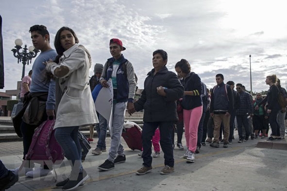 Người nhập cư tại khu vực cảng El Chaparral ở Tijuana, biên giới Mexico - Mỹ.   