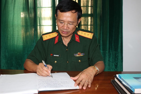 Thượng tá Trần Đình Huấn. 