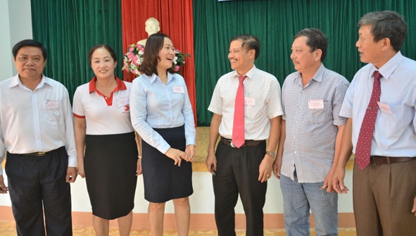 Phó Bí thư Thường trực Huyện ủy, phụ trách Đảng bộ huyện Krông Pắc Võ Túc (bìa trái) cùng đại biểu dự một hội nghị  được tổ chức tại địa phương.