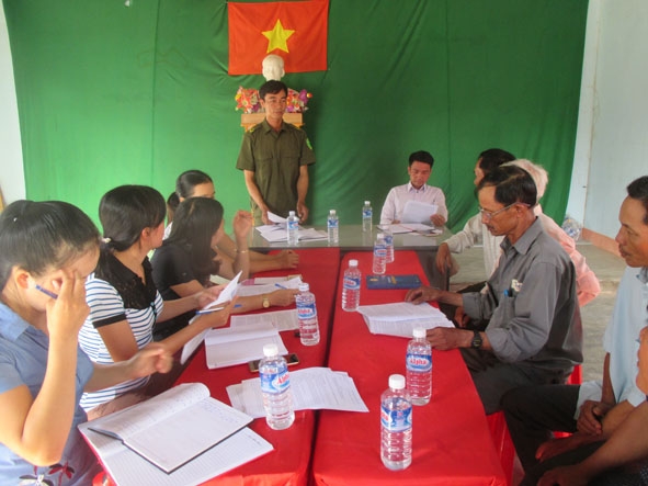 Ông Nguyễn Văn Quốc, Bí thư Chi bộ thôn 6, xã Hòa Phong chủ trì một cuộc họp chi bộ.