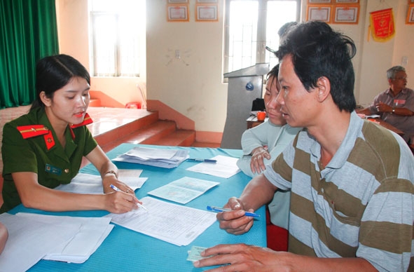 Người dân tổ dân phố 9, phường Khánh Xuân nghe hướng dẫn ghi thông tin trong phiếu kê khai. 