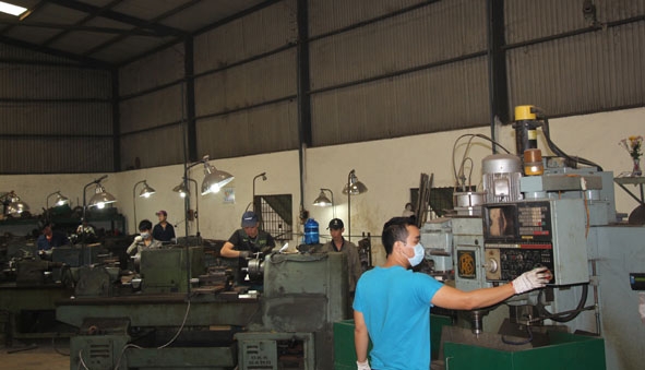 Hoạt động sản xuất của một doanh nghiệp cơ khí trong Cụm công nghiệp Tân An 2.   