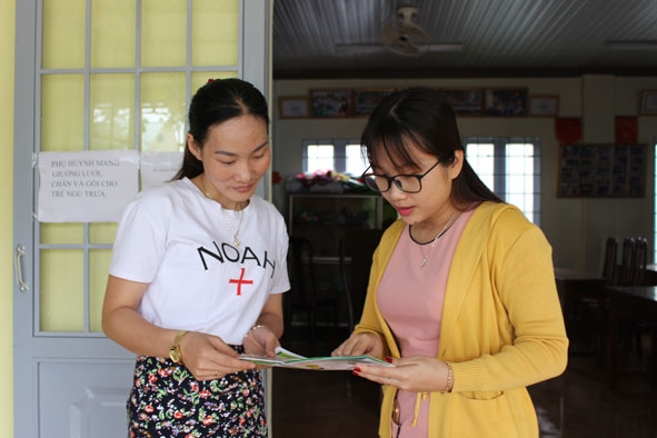 Cán bộ Trung tâm Y tế huyện Cư Kuin tuyên truyền các biện pháp phòng bệnh tay chân miệng cho giáo viên trường mầm non. 