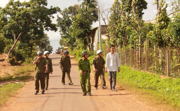 Lực lượng Công an xã Ea Kênh tuần tra, bảo vệ an ninh trật tự trên địa bàn trong mùa thu hoạch cà phê.