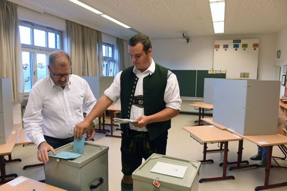Cử tri bỏ phiếu tại một điểm bầu cử ở Neukirchen, bang Bayern, Đức ngày 14-10. 