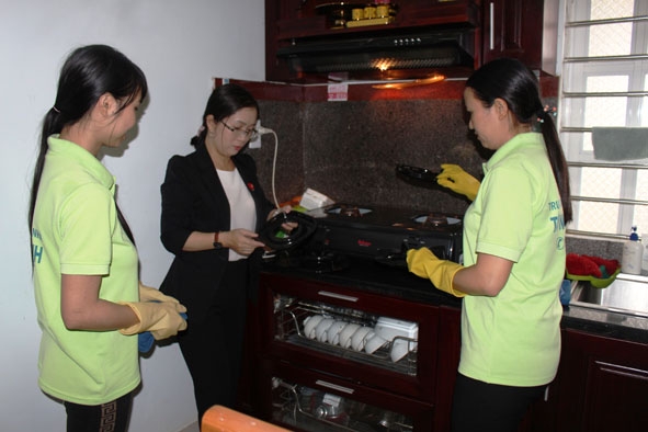 Chị Trương Thị Thu Hà (đứng giữa) đang kiểm tra kết quả công việc của nhân viên. 