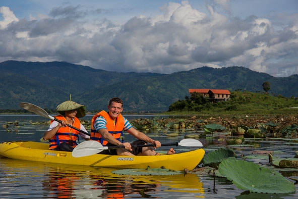 Du khách chèo thuyền cayak dạo chơi trên hồ Lắk.  