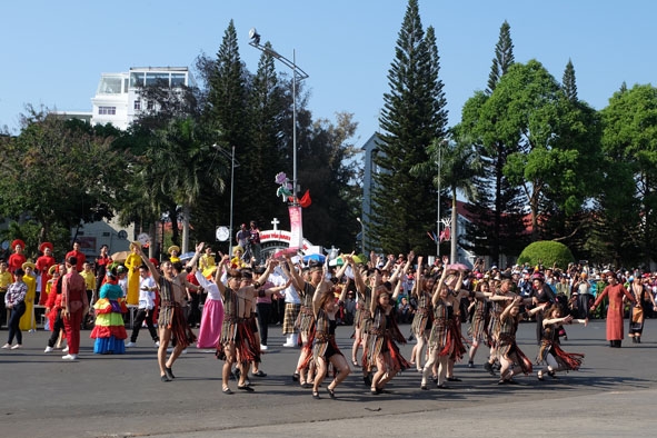 Hát múa dân gian trong Lễ hội đường phố qua các kỳ Festival Cà phê Buôn Ma Thuột là nét đặc trưng  của du lịch Đắk Lắk. 