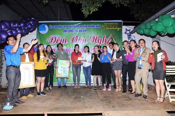 Anh Vũ Minh Cường (bìa trái) tại chương trình văn nghệ gây quỹ xây dựng ngôi nhà Nhân ái ở huyện Krông Búk năm 2018.